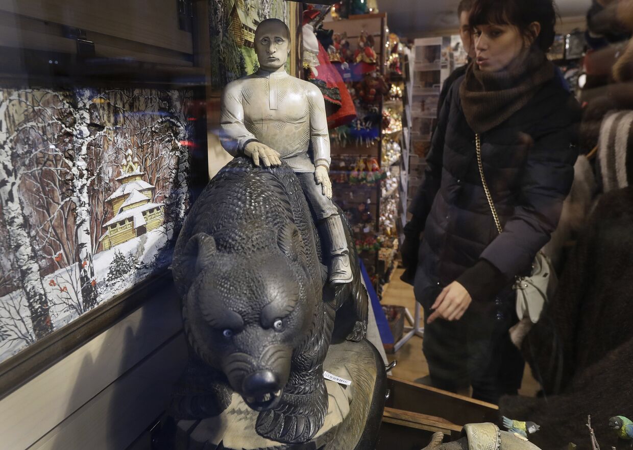 Фигура Владимира Путина, сидящего на медведе в сувенирном магазине
