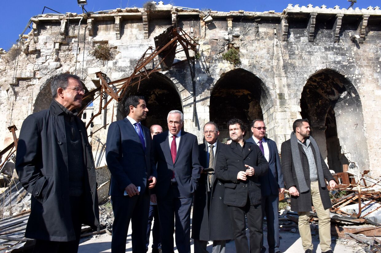 Французские депутаты во время посещения древней мечети Омейядов в Алеппо