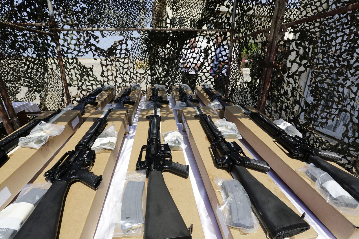 Американские автоматические винтовки М16 на ливанской военной базе