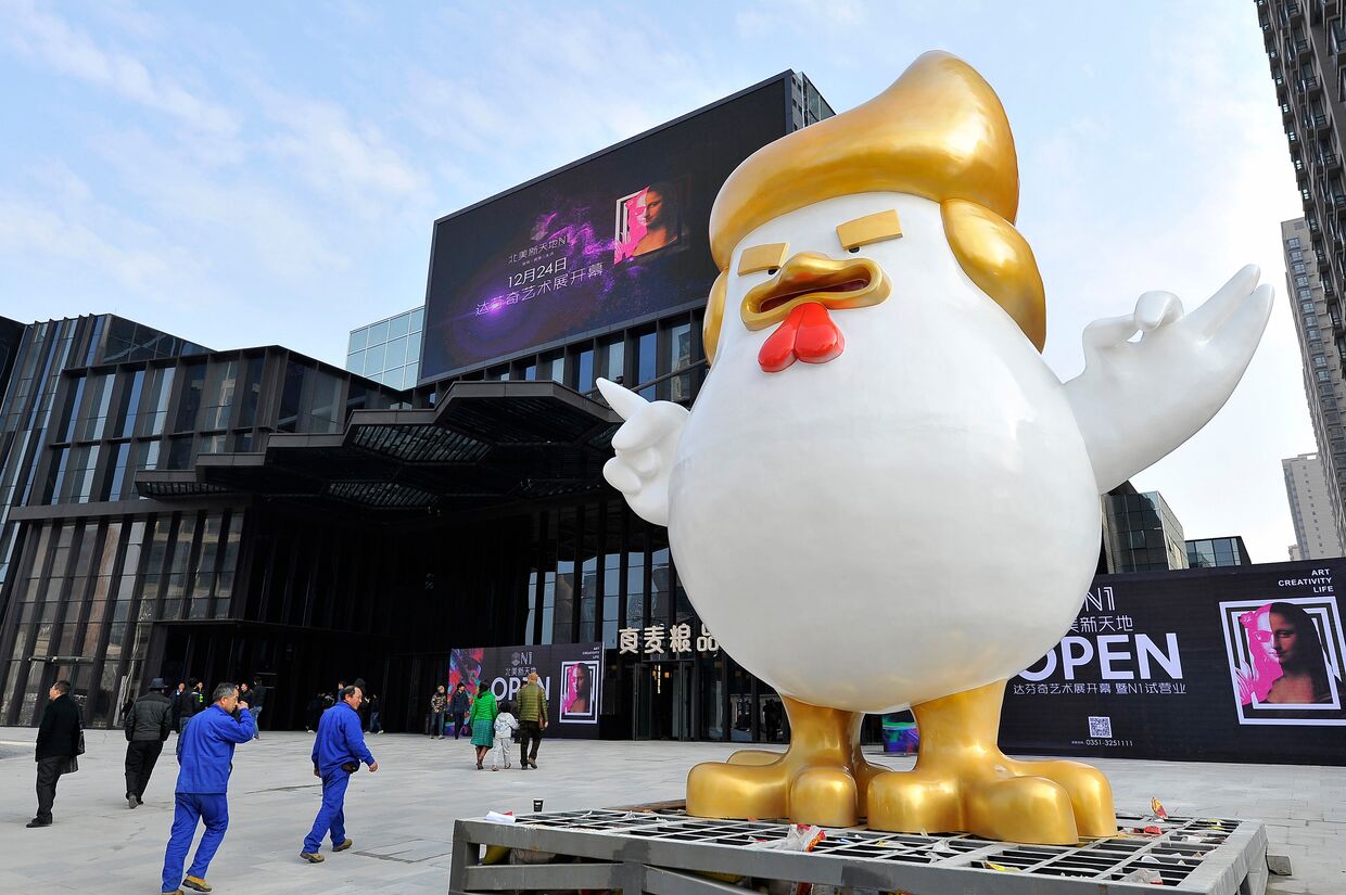 Гигантская скульптура курицы в Китае