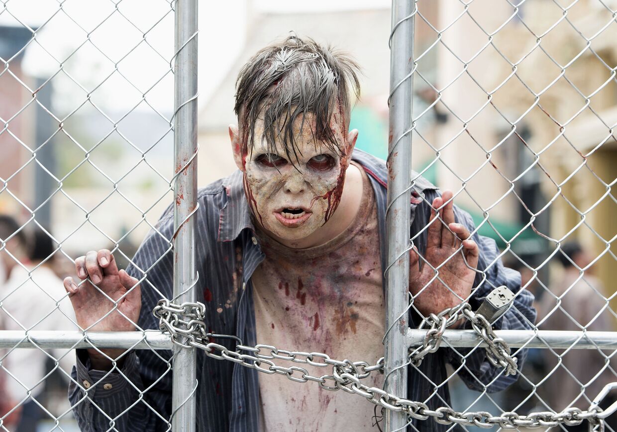 Человек в костюме зомби на студии Universal Studios Hollywood