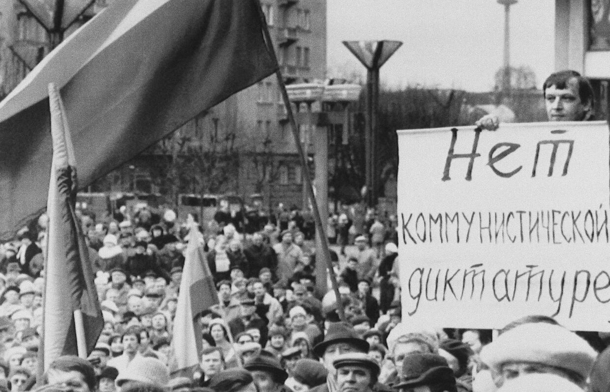Демонстрация на площади перед зданием парламента в Вильнюсе