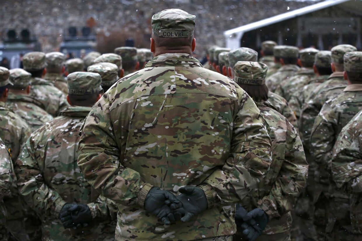 Солдаты армии США во время официальной церемонии в городе Жагань