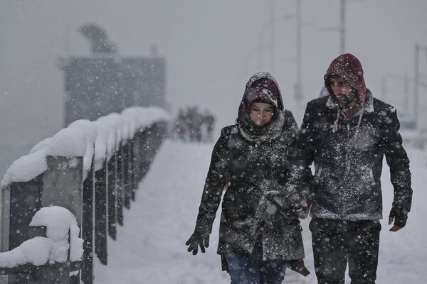 Сильный снегопад на мосту Золотой Рог в Стамбуле