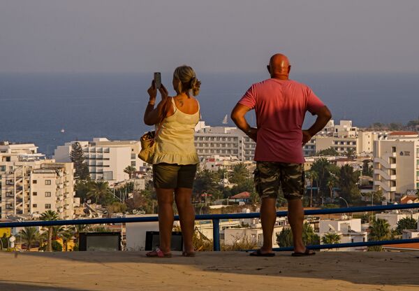 Туристы на смотровой площадке города Протарас на Кипре Туристы на смотровой площадке города Протарас на Кипре