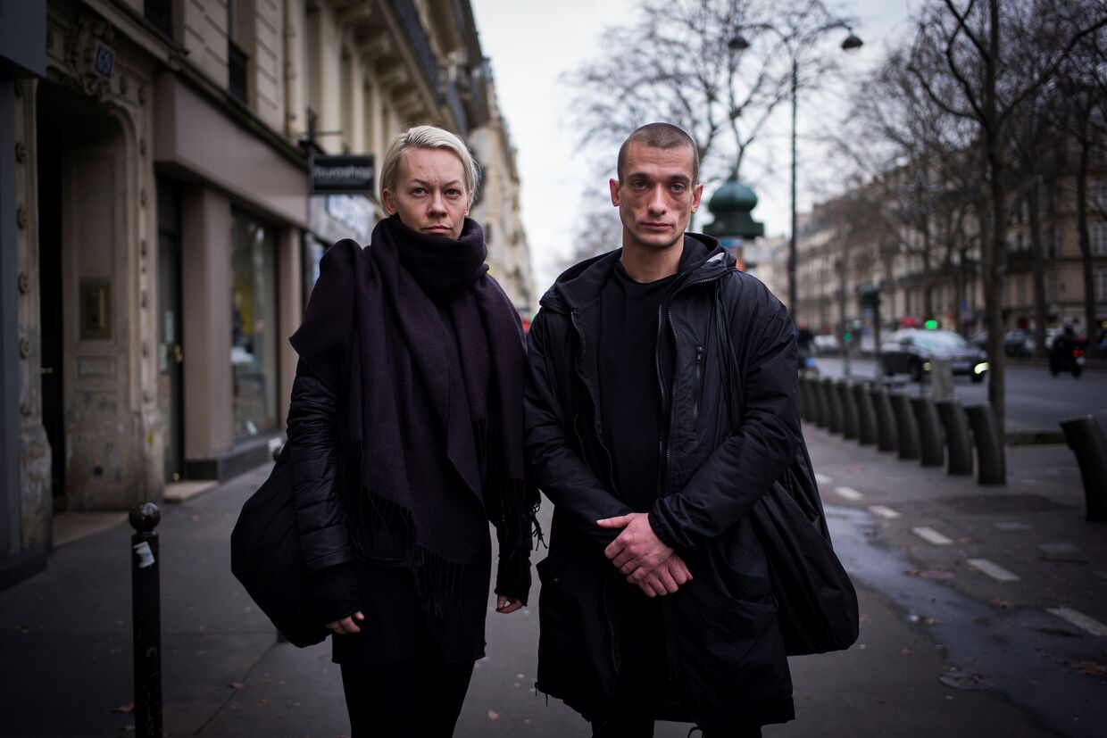 Российский художник Петр Павленский и его жена Оксана в Париже