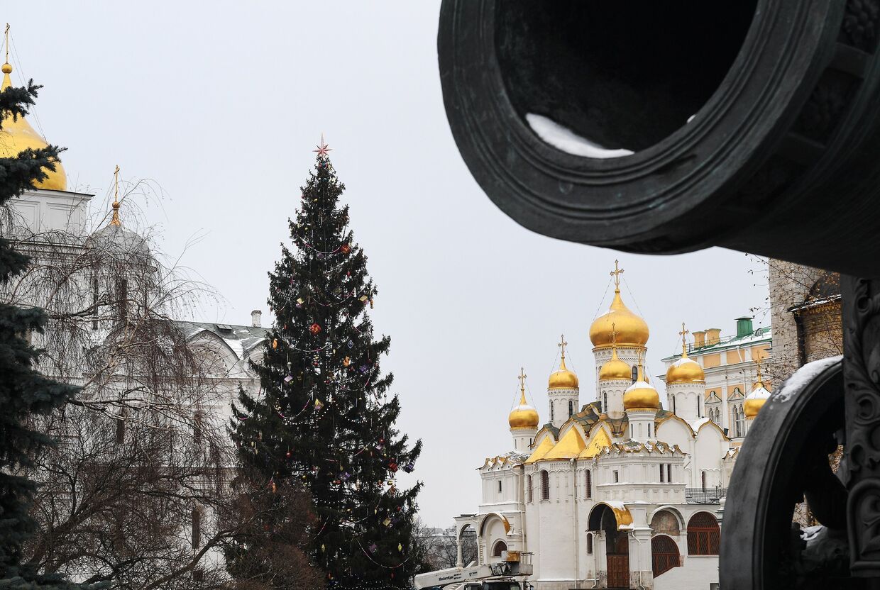 Новогодняя ёлка и на Соборной площади Кремля в Москве