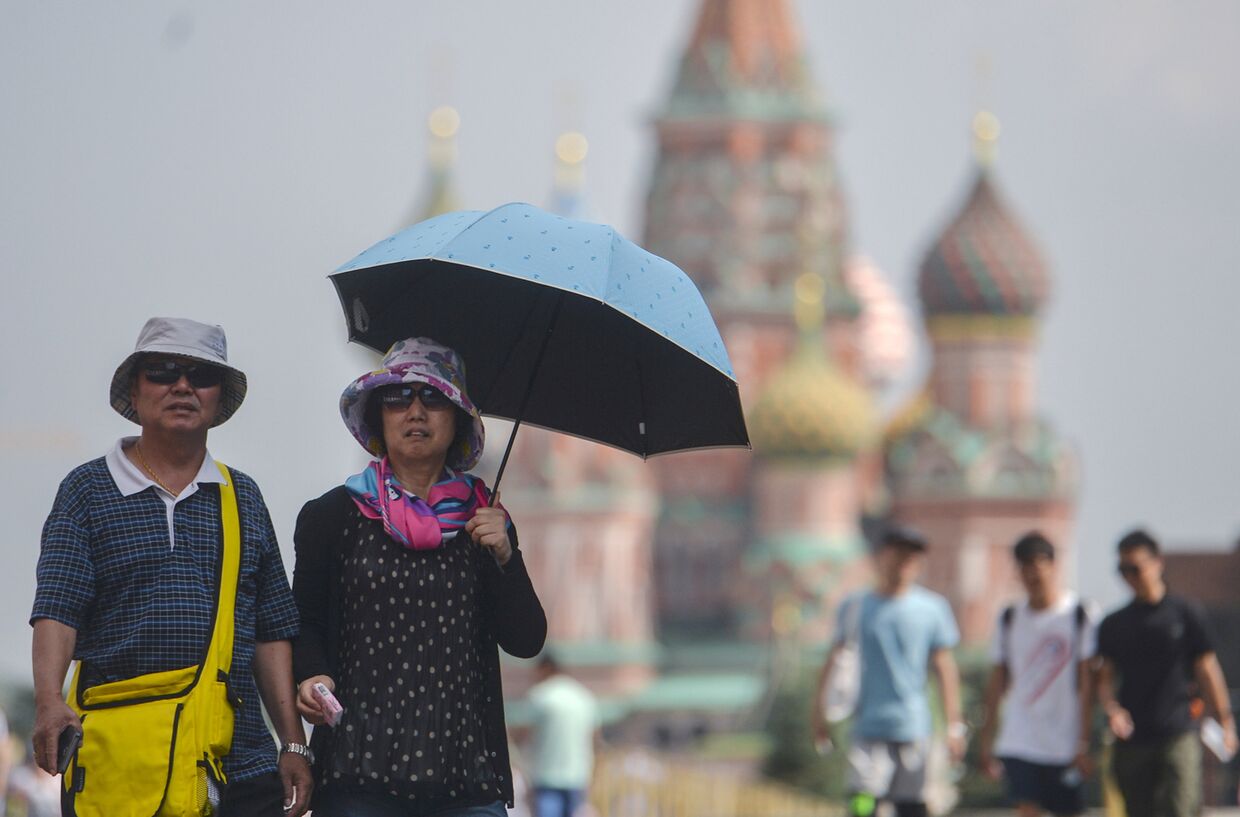 Туристы на Красной площади в Москве