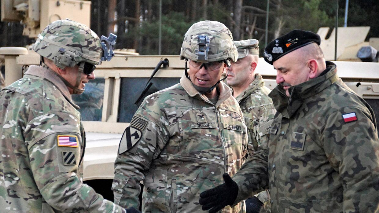 Солдаты армии США во время официальной церемонии в городе Жагань