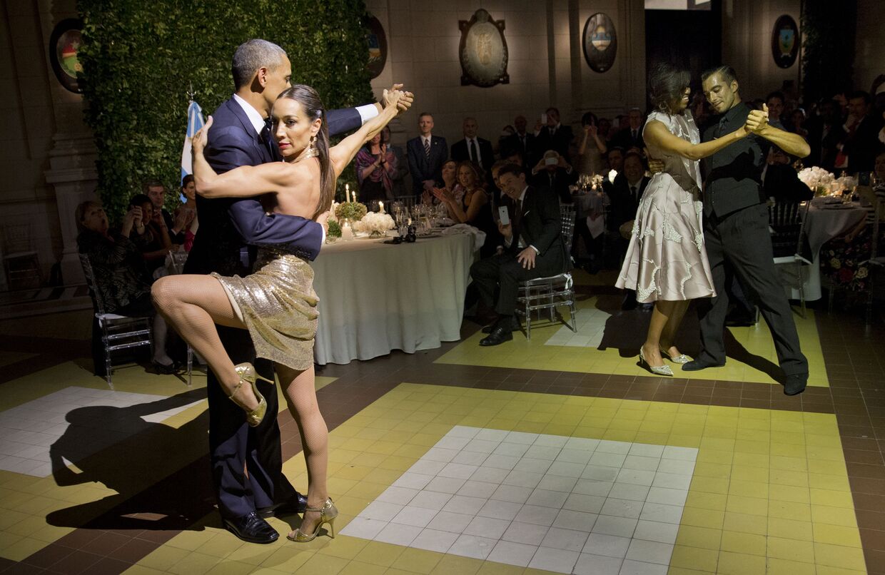 Президент США Барак Обама танцует танго во время государственного обеда, устроенном президентом Аргентины