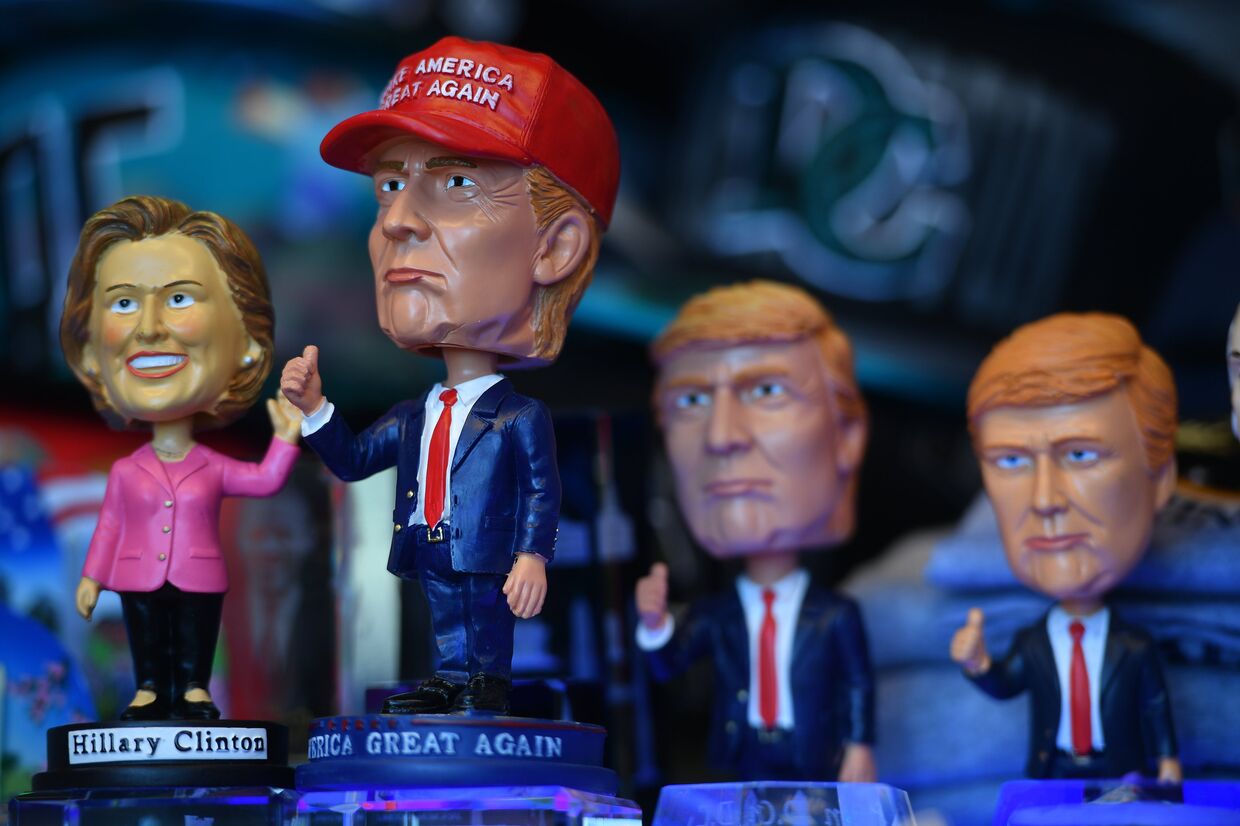 Продажа сувенирной продукции перед церемонией инаугурации избранного президента США Дональда Трампа в Вашингтоне