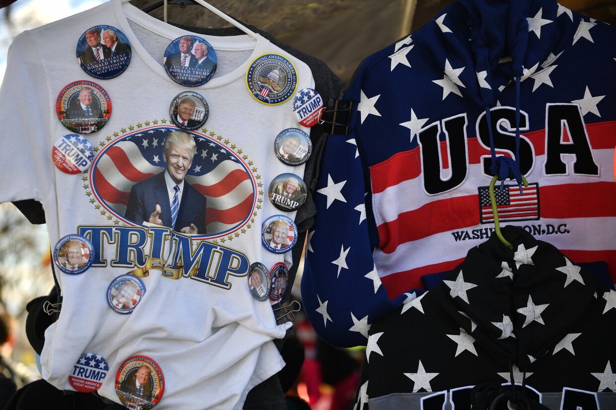 Продажа сувенирной продукции перед церемонией инаугурации избранного президента США Дональда Трампа в Вашингтоне