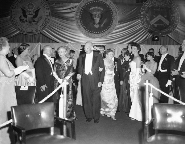 Дуайт Эйзенхауэр на инаугурационном балу, 1957 год Дуайт Эйзенхауэр на инаугурационном балу, 1957 год