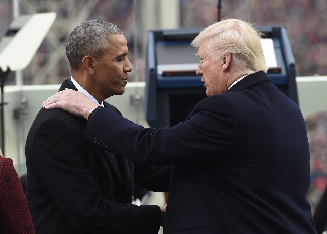 Барак Обама пожимает руку избранному президенту США Дональду Трампу. 20 января 2017