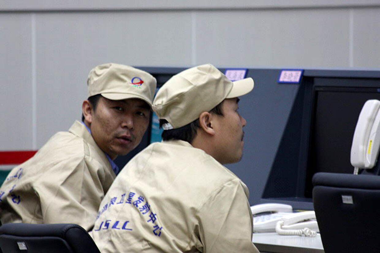 Сотрудники центра управления полетами в Китае