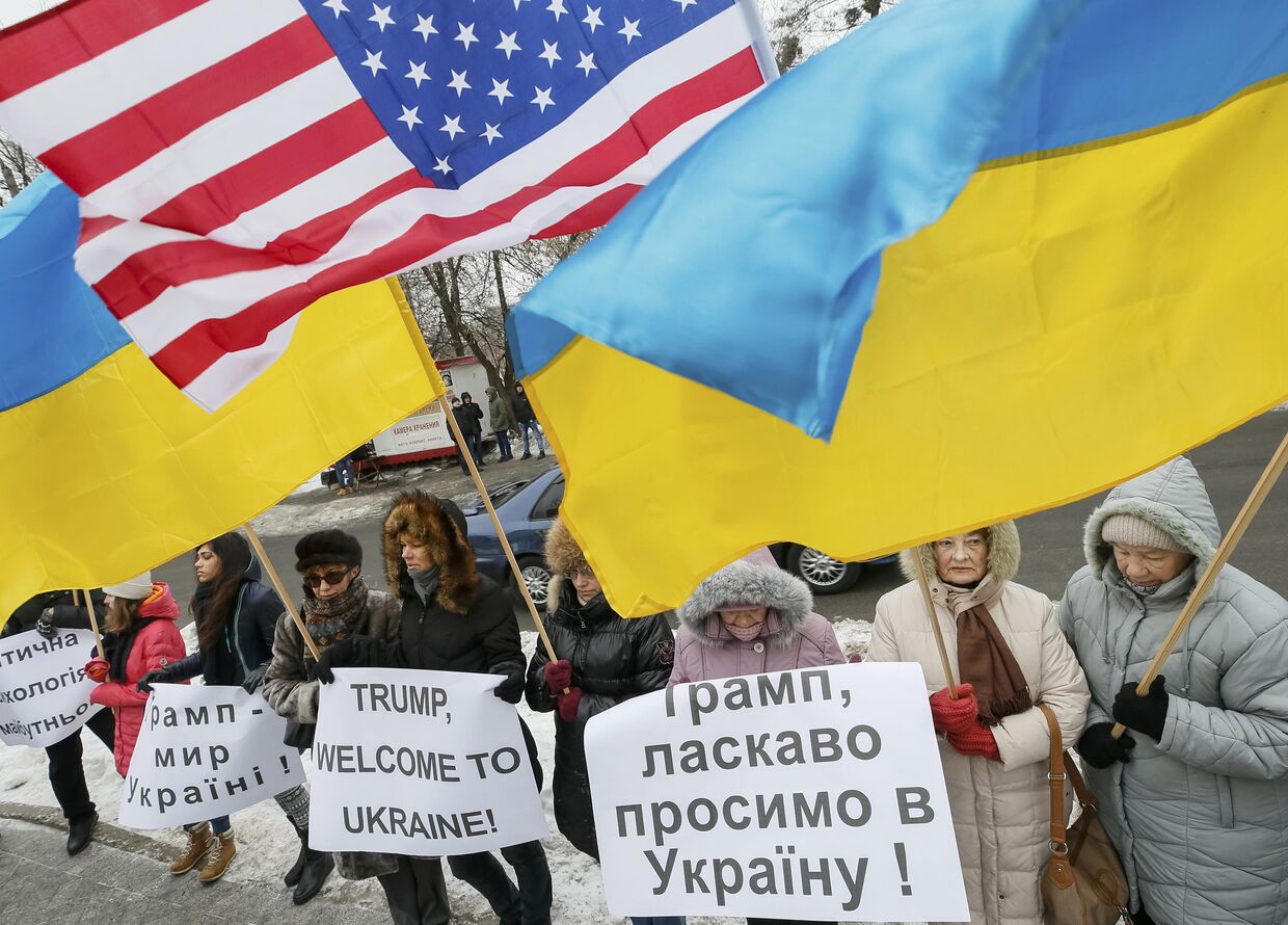 Демонстрация в поддержку президента США Дональда Трампа у посольства США в Киеве