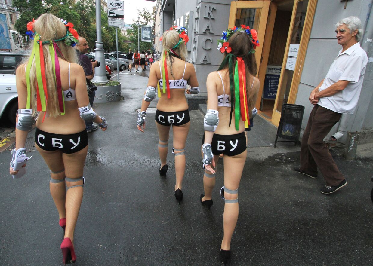 Акция женского движения FEMEN у здания СБУ в Киеве