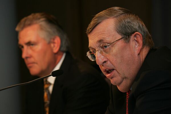 Глава компании Exxon Mobil Ли Рэймонд и Рекс Тиллерсон, 2005 год Глава компании Exxon Mobil Ли Рэймонд и Рекс Тиллерсон, 2005 год