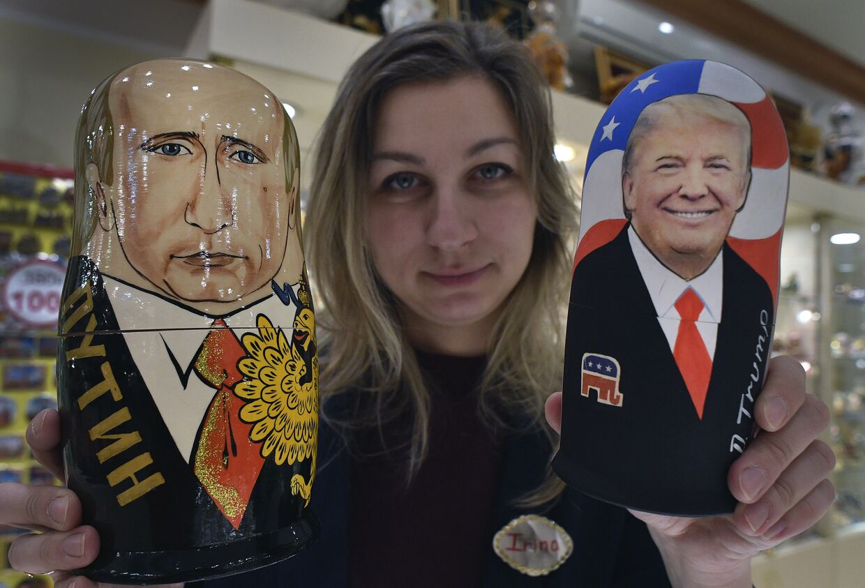 Матрешки в одном из сувенирных магазинов в Москве