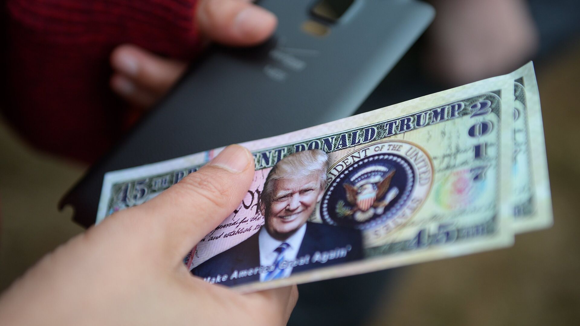 Сувенирные банкноты с изображением 45-го президента США Дональда Трампа - ИноСМИ, 1920, 25.11.2019