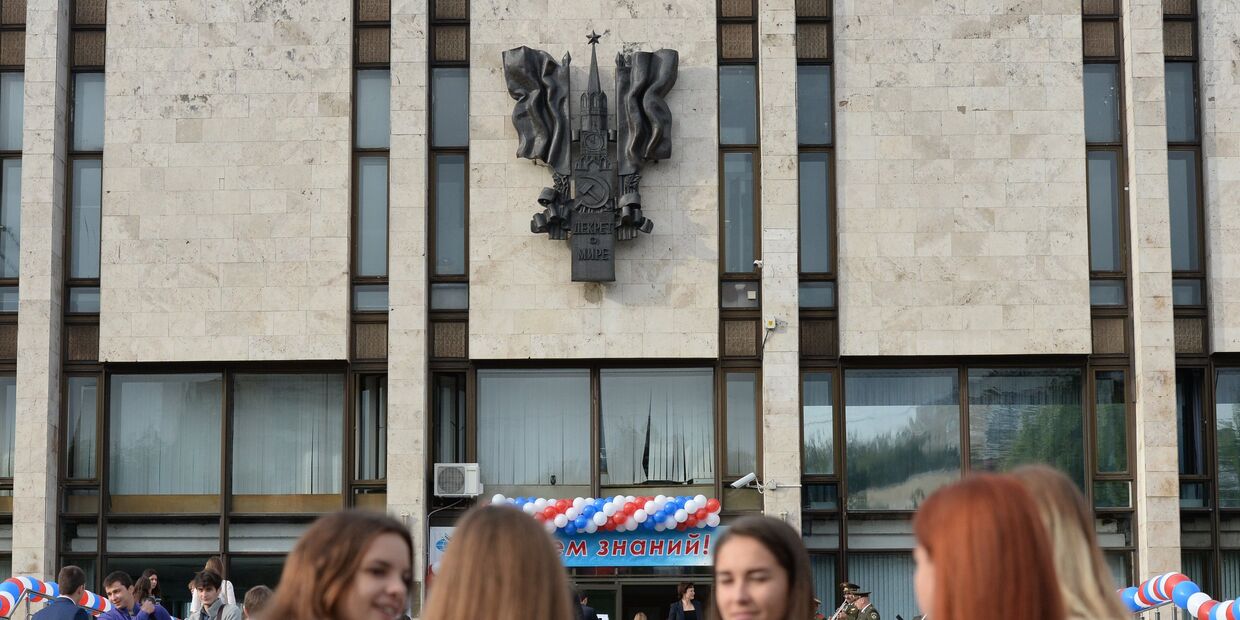 Студенты у здания МГИМО в Москве