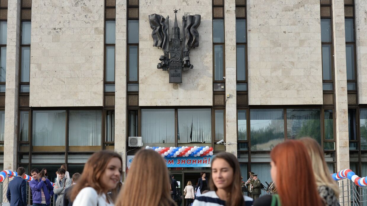 Студенты у здания МГИМО в Москве