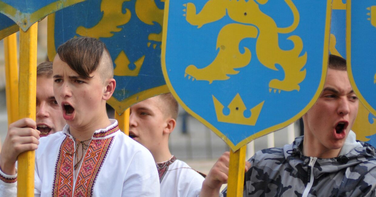 Участники марша в честь годовщины создания дивизии СС «Галичина» во Львове