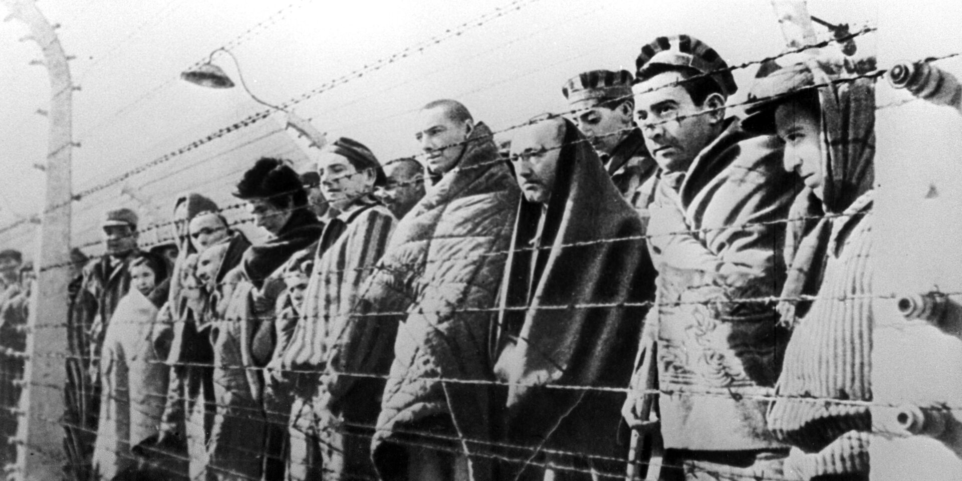 Узники концентрационного лагеря Освенцим, освобожденные войсками Красной армии в январе 1945 года - ИноСМИ, 1920, 22.09.2025