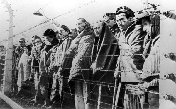Узники концентрационного лагеря Освенцим, освобожденные войсками Красной армии в январе 1945 года Узники концентрационного лагеря Освенцим, освобожденные войсками Красной армии в январе 1945 года