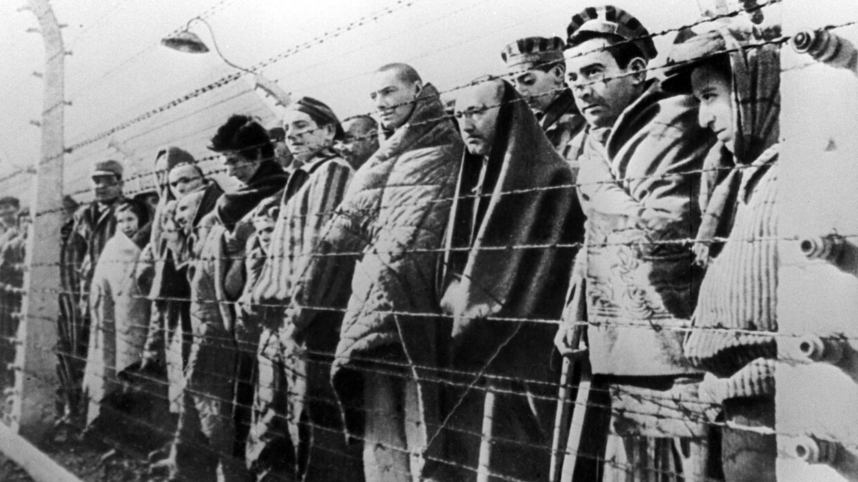 Узники концентрационного лагеря Освенцим, освобожденные войсками Красной армии в январе 1945 года