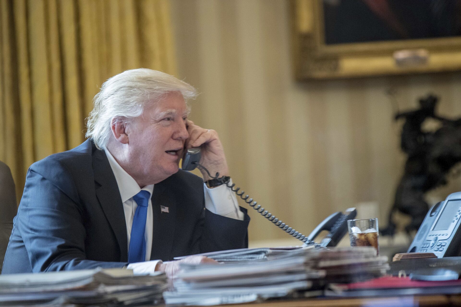 Президент США Дональд Трамп разговаривает по телефону с российским президентом Владимиром Путиным. 28 января 2017 год - ИноСМИ, 1920, 10.02.2021