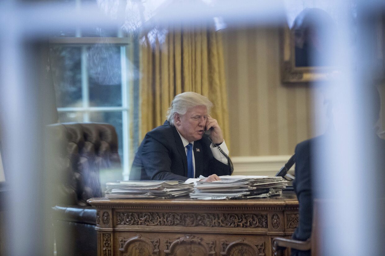 Президент США Дональд Трамп во время телефонного разговора с Ангелой Меркель