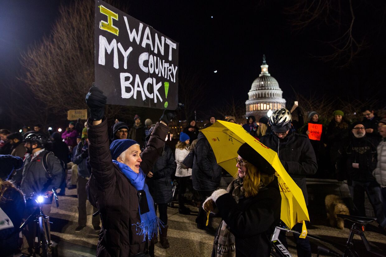 Участники митинга против указа президента США Дональда Трампа об эмигрантах в Вашингтоне