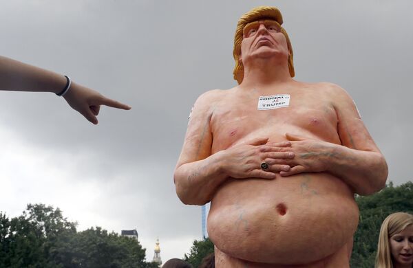 Обнаженная статуя Дональда Трампа в Нью-Йорке