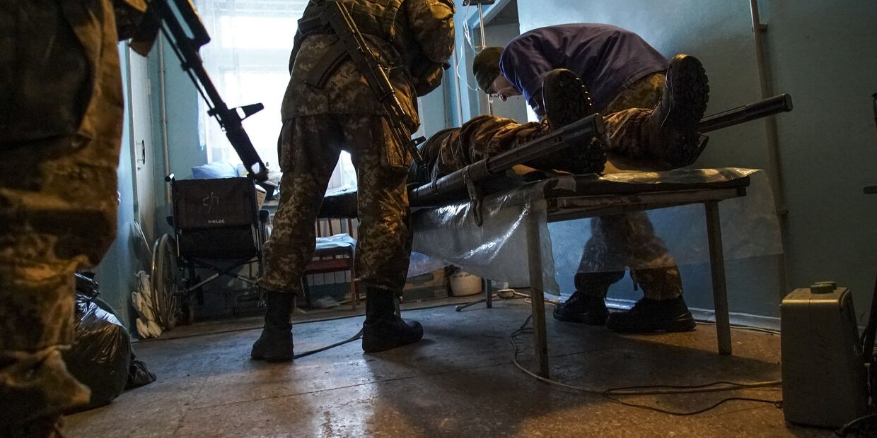 Раненый украинский солдат в госпитале в Авдеевке