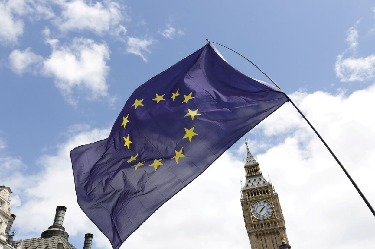 Флаг Европейского Союза на парламентской площади в Лондоне