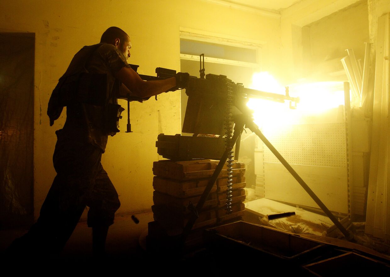 Украинский военнослужащий стреляет из тяжелого пулемета в Авдеевке