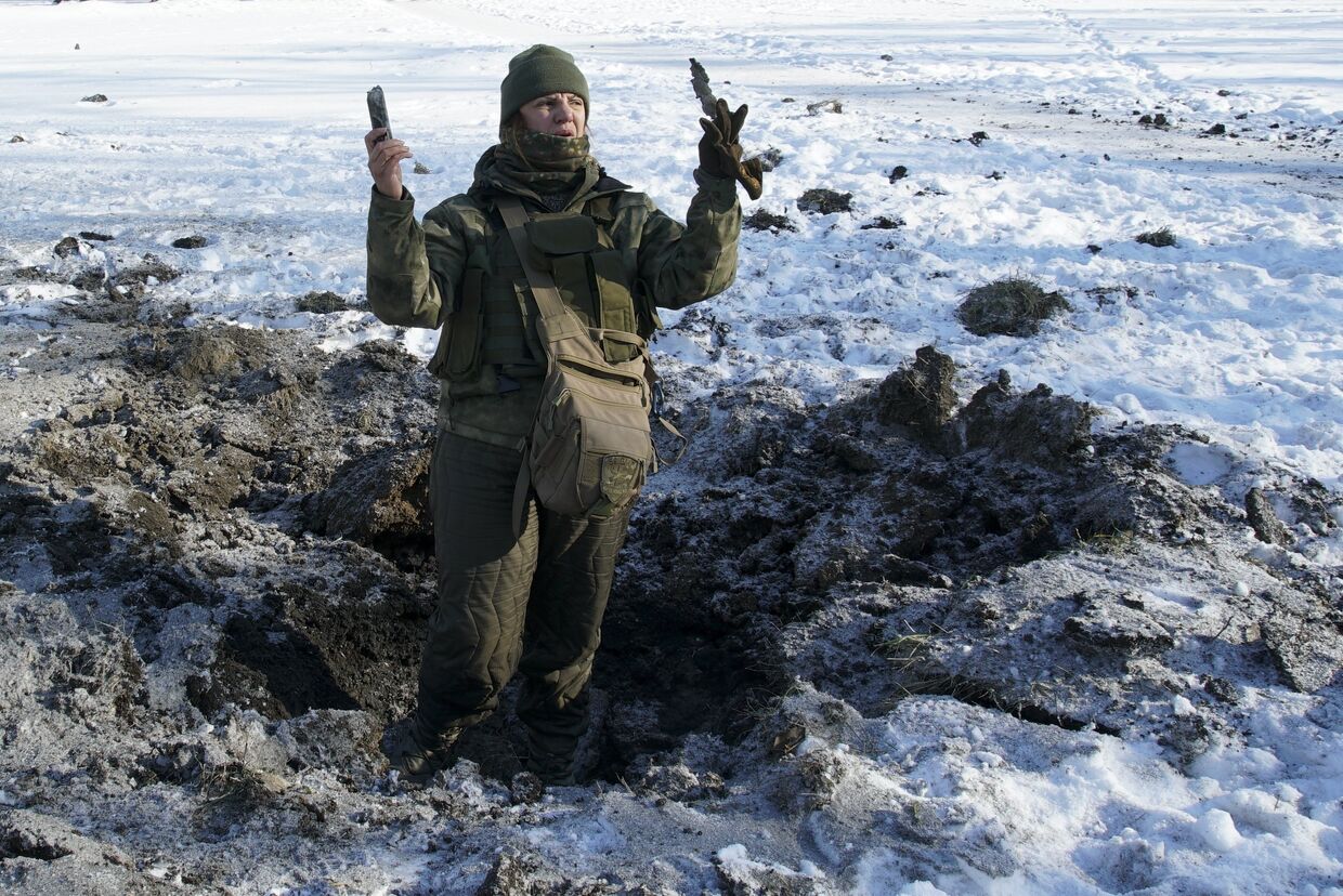 Украинский солдат на месте взыва снаряда в Авдеевке