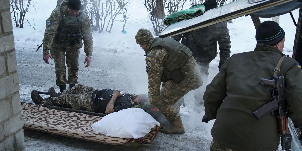 Раненый украинский солдат в Авдеевке