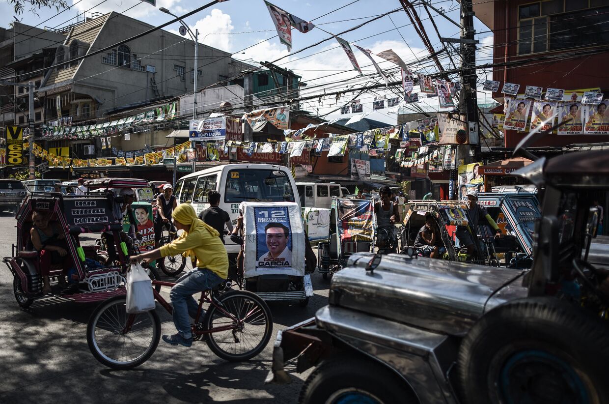 Оживленная улица в районе Тондо в Маниле