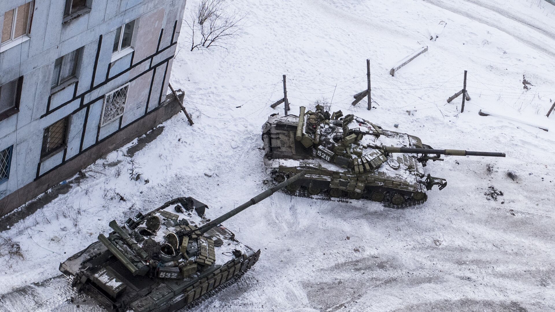 Украинские танки во дворе многоквартирного дома в Авдеевке - ИноСМИ, 1920, 31.01.2022