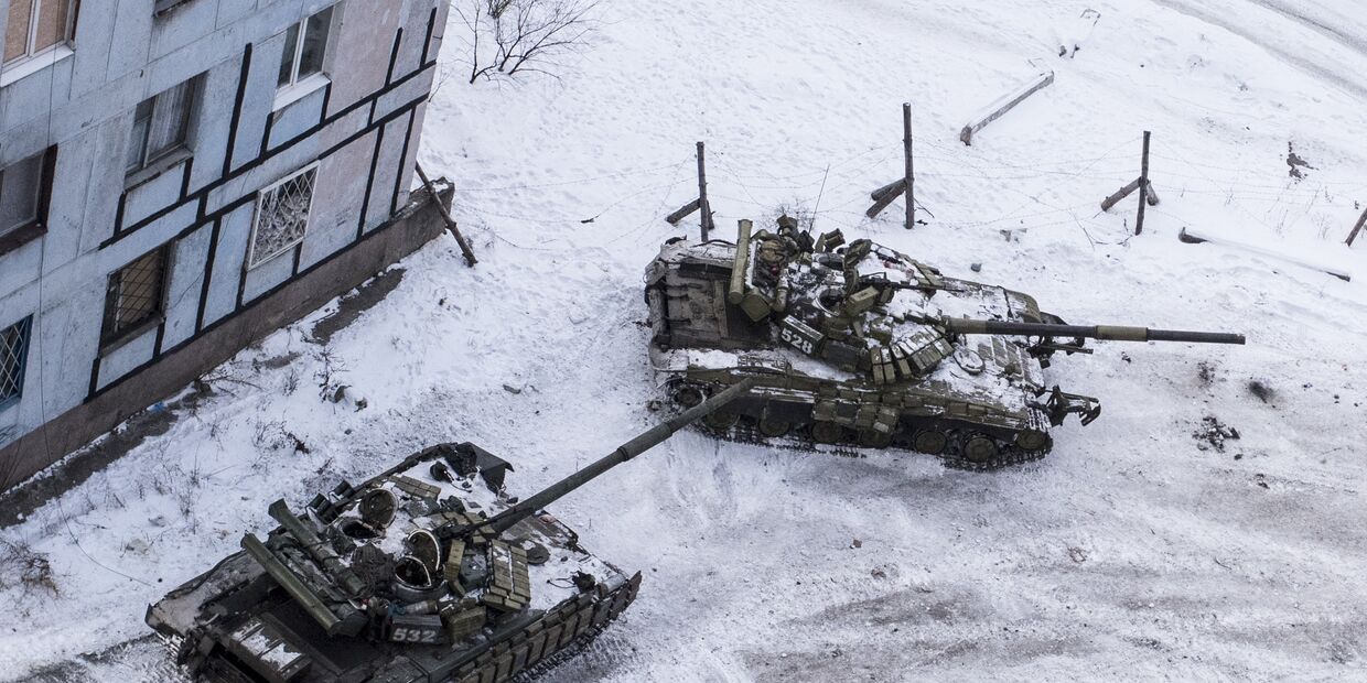 Украинские танки во дворе многоквартирного дома в Авдеевке