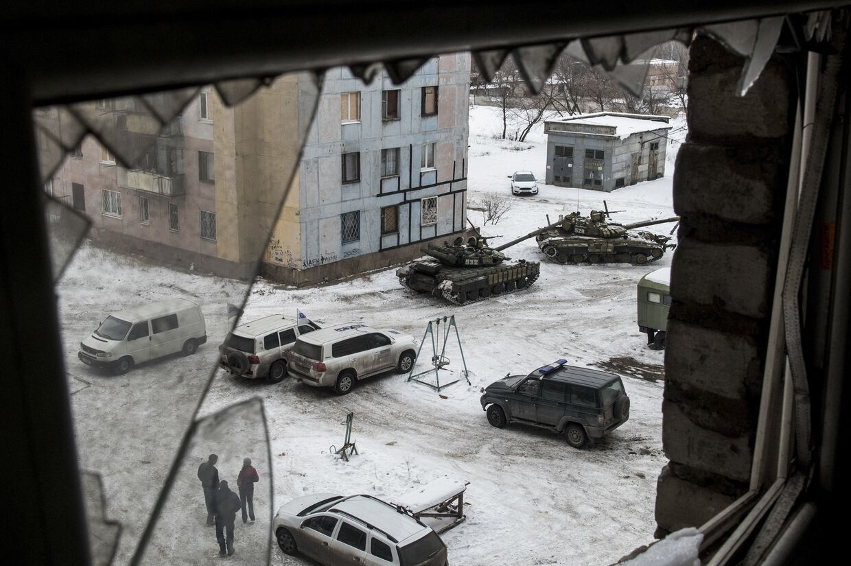 Украинские танки и автомобили миссии ОБСЕ во дворе многоквартирного дома в Авдеевке