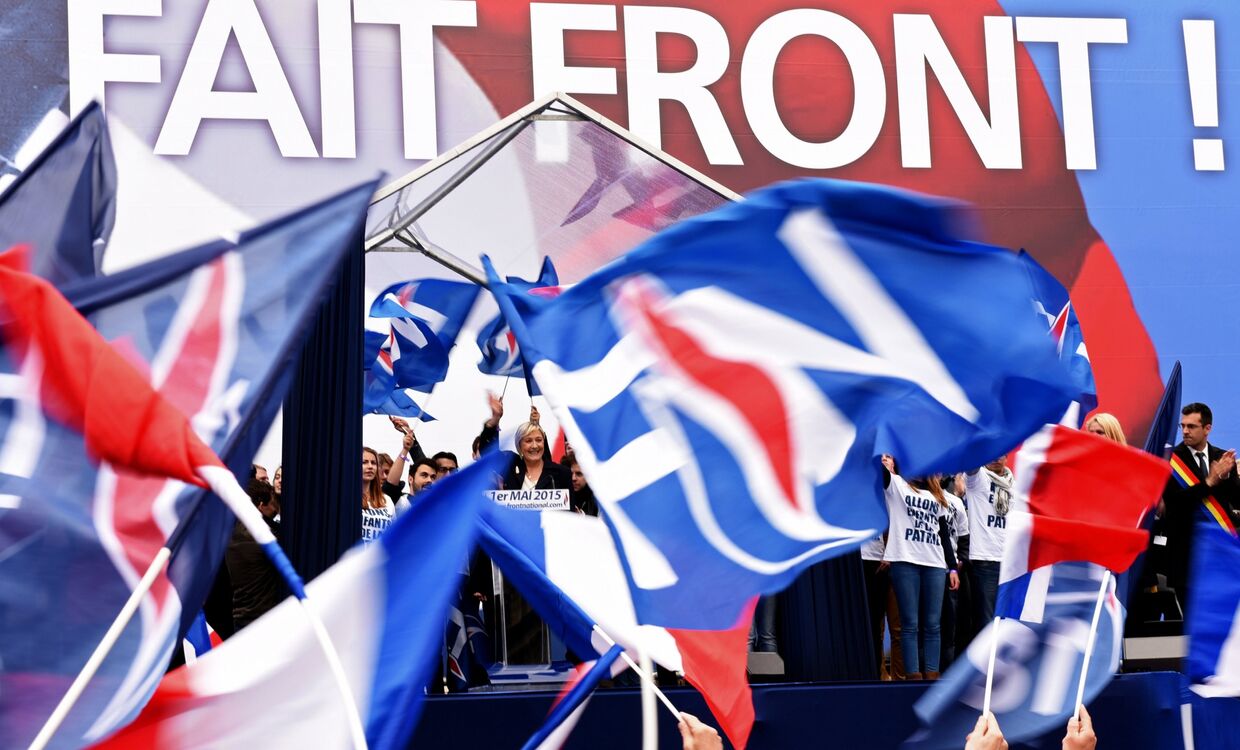 Лидер французской крайне правой партии Национальный Фронт Марин Ле Пен (в центре)