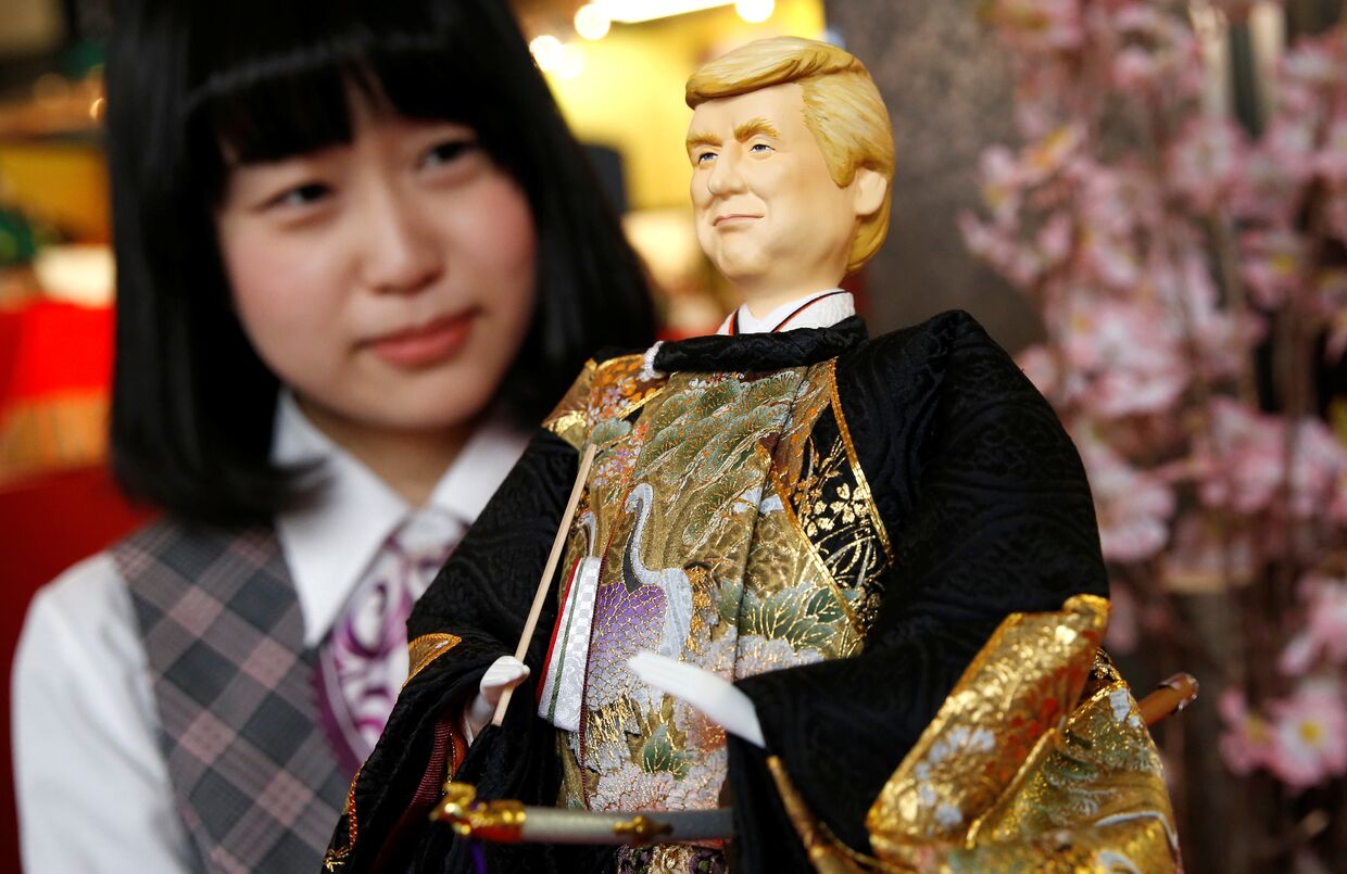 Японская кукла в образе президента США Дональда Трампа в магазине в Токио