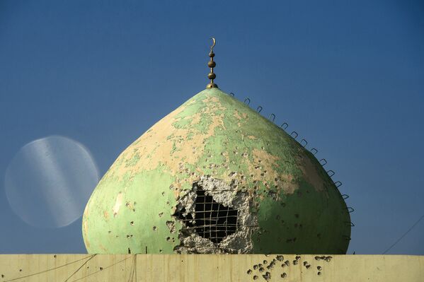 Поврежденная в результате обстрелов мечеть в Мосуле