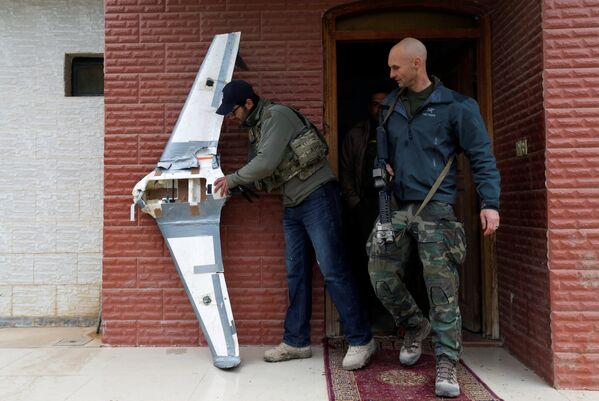 Спецназовцы США рассматривают самодельный дрон