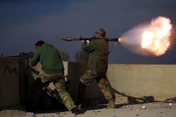 Иракские солдаты стреляют из гранатомета