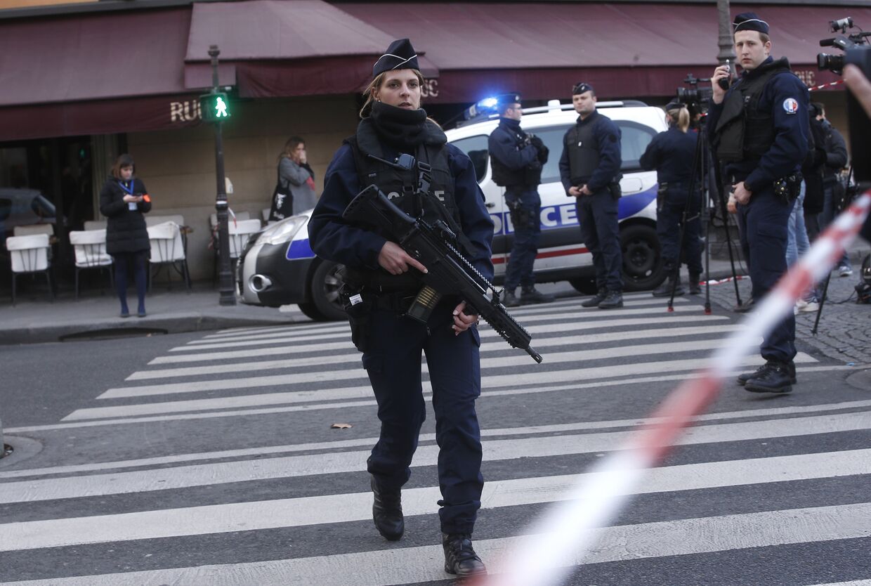 Сотрудники полиции возле здания Лувра в Париже, где неизвестный напал на военнослужащего