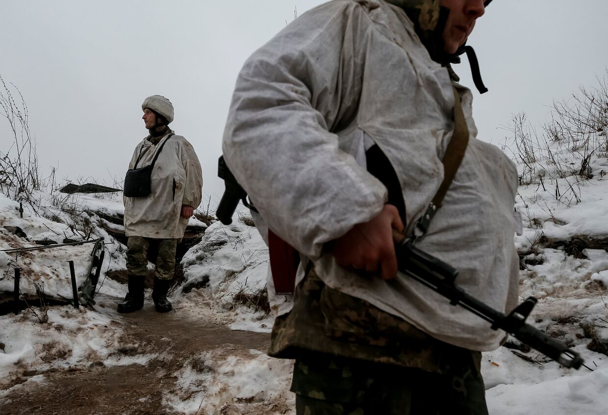 Украинские военнослужащие на линии фронта рядом с Авдеевкой